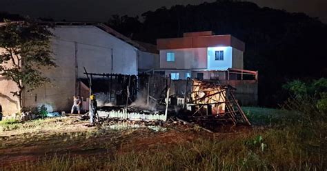 Casa Fica Totalmente Destru Da Em Inc Ndio No Bairro Jardim Maluche Em