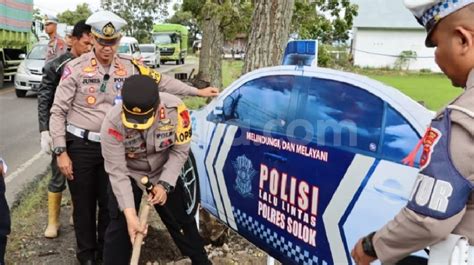 Antisipasi Kecelakaan Polres Solok Pasang Replika Kendaraan Lalu Lintas Di Titik Rawan