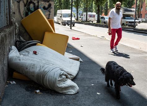 Ecco Le Strade Pattumiera Di Milano Cumuli Di Rifiuti Sotto Il Sole E