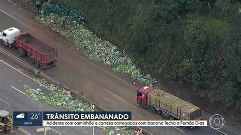 Acidente caminhão e carreta deixa trânsito lento na Fernão Dias