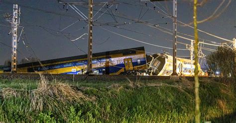 Descarrilamento De Trem Deixa Um Morto E Dezenas De Passageiros Feridos