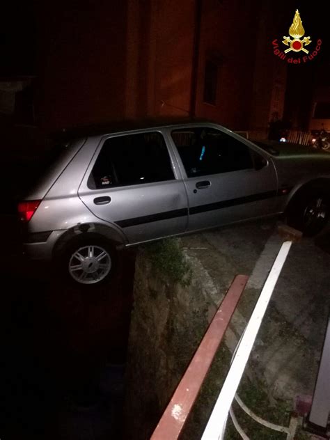 Auto Parcheggiata Si Mette In Marcia E Finisce In Bilico A Metri Di