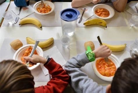 Rientro A Scuola E Mensa Scolastica Pasto In Classe Rincari E