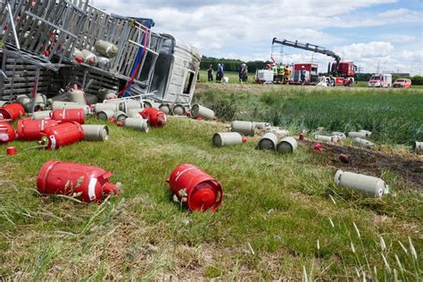 Brennender Gas Lkw In Laichingen Explosiver L Scheinsatz Der Feuerwehr