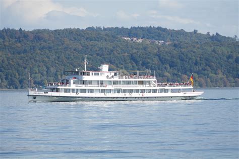 Fahrgastschiff Karlsruhe auf dem Bodensee in der Nähe der Insel