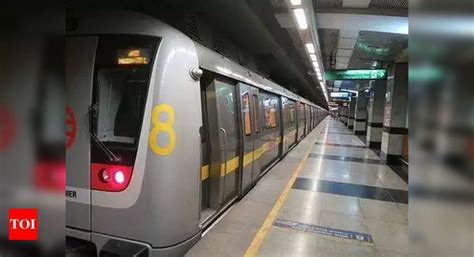 Travel During Off Peak Hours To Avoid Long Queues Delhi Metro Delhi