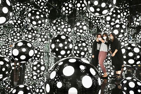 Lunares Calabazas Lujo Y Selfis Infinitos Yayoi Kusama La Artista