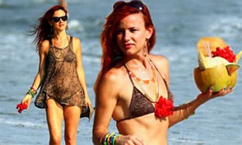 Hot Sexy Vicki Lewis Bikini Pics