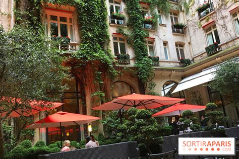 La Cour Jardin la terrasse estivale du Plaza Athénée de retour avec