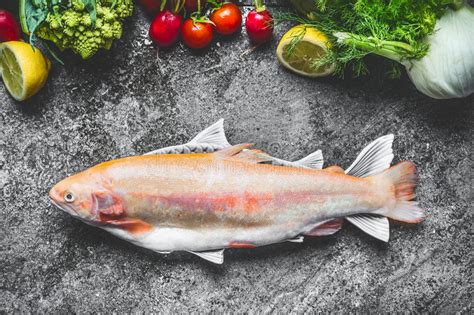 Trucha Arco Iris Entera Fresca Cruda Del Oro En Plato De Pescados Con