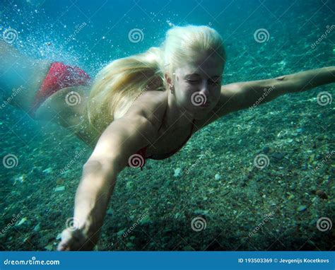 Zabawna Blondynka W Czerwonym Bikini Pływająca Pod Wodą Obraz Stock Obraz złożonej z bezpłatny