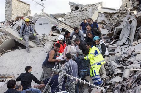 Terremoto Centro Italia La Diretta Almeno Morti Case Implose