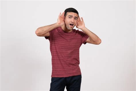 Jovem Do Sexo Masculino De Frente Para A Camiseta Posando Em Fundo