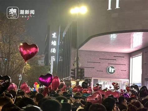 杭州跨年夜放飞的那么多气球去哪儿 挂树上清理起来有点费人凤凰网浙江 凤凰网