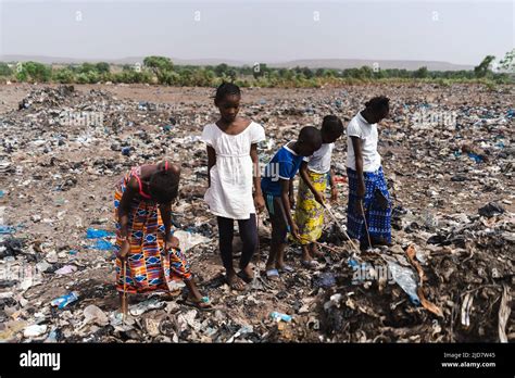 Extreme poverty sub saharan africa hi-res stock photography and images ...
