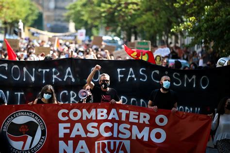 Cerca De Pessoas Manifestam Se Contra O Fascismo Em Coimbra Sic