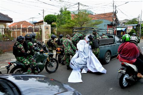 TNI Turunkan Baliho HRS Di Petamburan