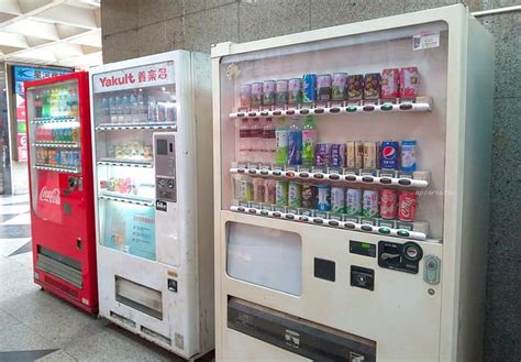 東協廣場飲料販賣機｜8元養樂多販賣機 還有多種不同品牌咖啡飲料10元起 🍎 蘋果話日常🍎