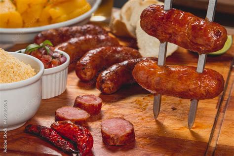 Churrasco de linguiça calabresa inteira em espeto pedaços cortados