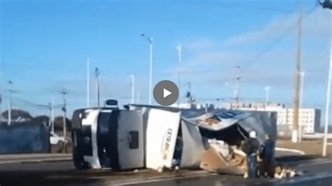 Vídeo Caminhão de supermercado tomba e espalha cerveja leite arroz