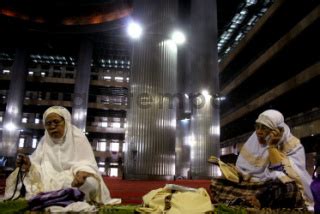 Umat Islam Membaca Al Quran Di Masjid Istiqlal Datatempo