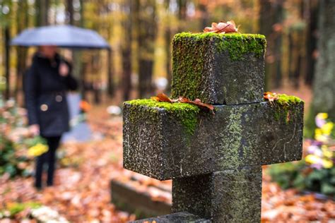 6 Gravestone Symbols That Reveal A Secret Connection Farmers Almanac