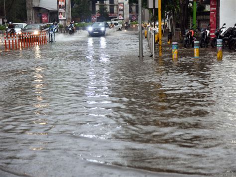 హైదరాబాద్‌లో భారీ వర్షం ఫొటోలు Heavy Rain Lashes Most Parts Of