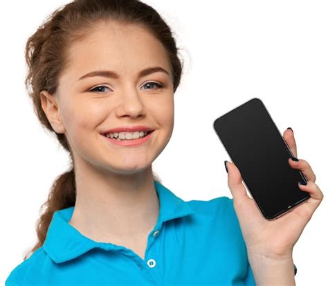 Mulher Jovem Sorridente Mostrando A Tela Do Smartphone Em Branco