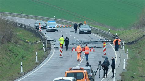 Schwerer Verkehrsunfall auf B247 Fünf 19 Jährige unter den Toten in