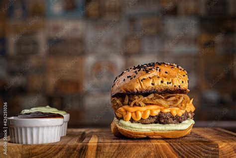 Hambúrguer De Carne Com Creme De Queijo Tipo Cheddar E Crispy De Cebola