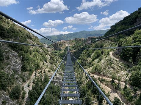 Lemozione Di Attraversare Il Ponte Tibetano Pi Lungo Del Mondo