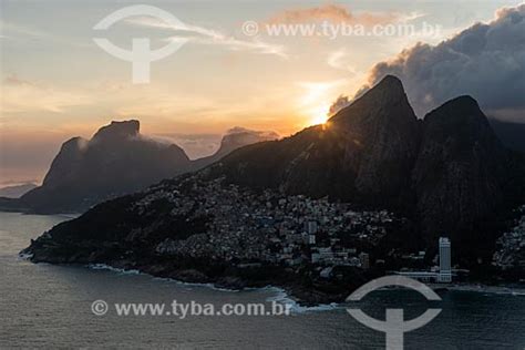 Tyba Online Assunto Foto Aérea Do Morro Dois Irmãos Com A Pedra Da