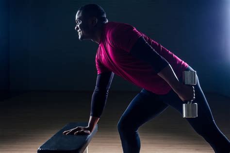 Homem negro afro americano atlético correndo em esteiras exercícios