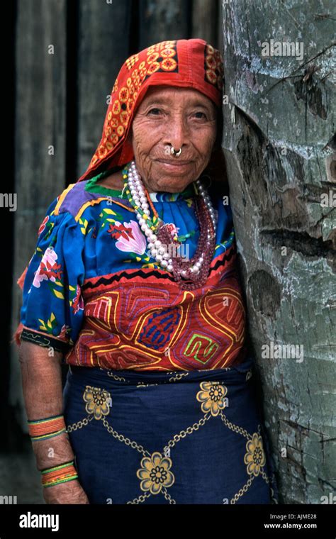 Los Indios Kuna Tradicional Vestido De Mujer En La Regi N Del Lago