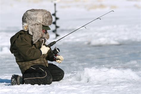 **หัตถอาวุธลับแห่งการตกปลาในฤดูน้ำแข็ง: ตักไอศกรีมตกปลา**