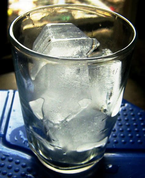 **Es serpihan es yang mencair dengan cepat di gelas minuman Anda? Inilah yang perlu Anda ketahui**
