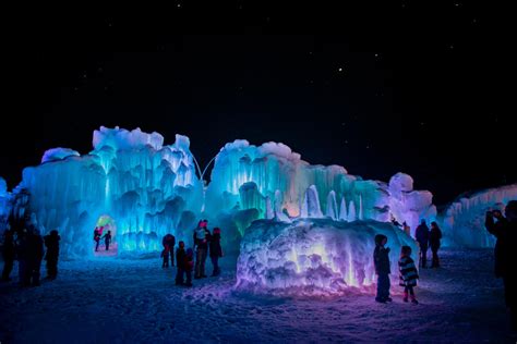 **Jelajahi Keajaiban Es di Ice Castles Lincoln, New Hampshire**