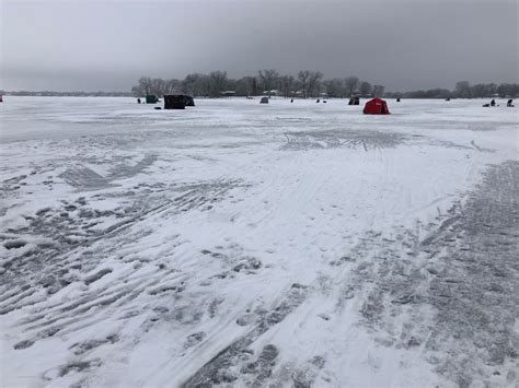 **Lake Winnebago Ice Conditions: A Guide for Anglers and Ice Enthusiasts**