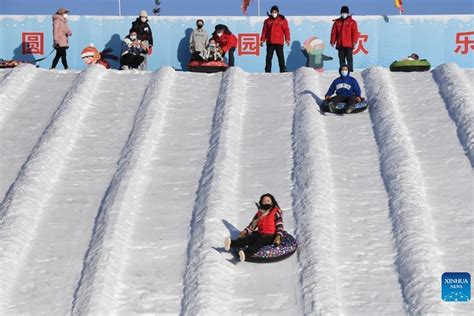 **Temukan Kegembiraan Meluncur di Rink Es Terbesar di Denver!**