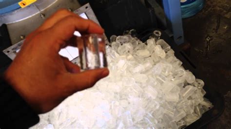 ¡Descubre el refrescante mundo de la fábrica de hielo en rolitos!