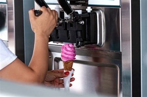 ¡Prepárate para un verano refrescante con nuestra máquina de helados de paleta!