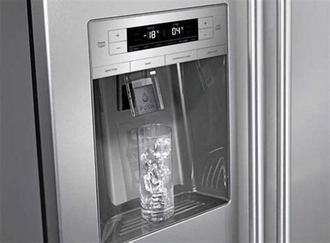 ¿Qué es un dispensador de hielo en un refrigerador?