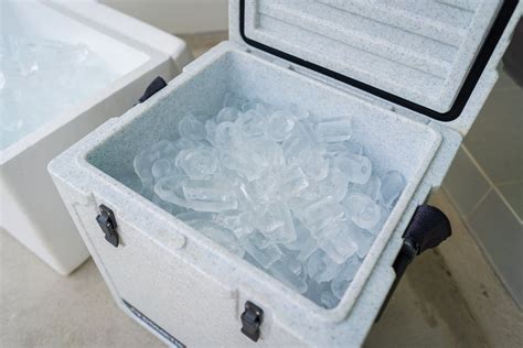 น้ำแข็งในเครื่องทำน้ำแข็งแช่แข็งรวมกัน