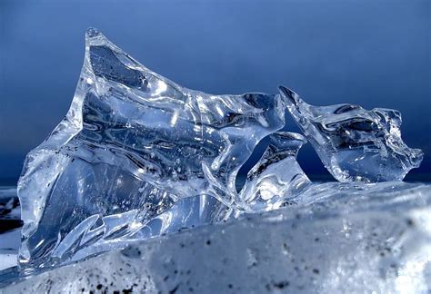 น้ำแข็ง สัญลักษณ์แห่งความบริสุทธิ์และความหนาวเย็น