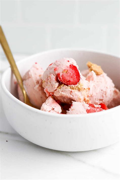 มหัศจรรย์บนปลายช้อน: Strawberry Cheesecake Cottage Cheese Ice Cream