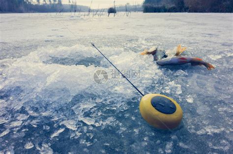 了解冰钓浮水衣：保障安全并提升冰钓体验的必备装备