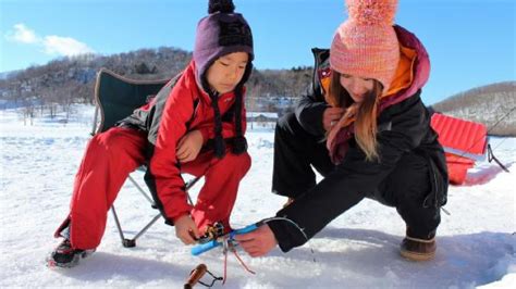 体验冰钓屋带来的冰上垂钓乐趣