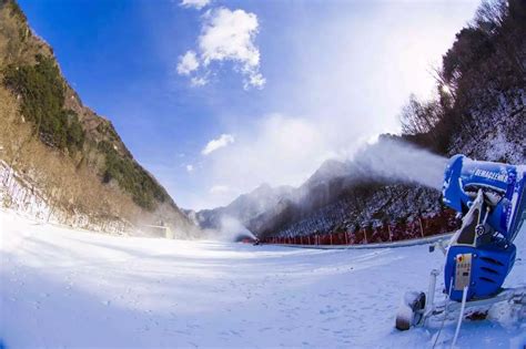 体验冰雪世界：走进中国造雪机的神奇世界
