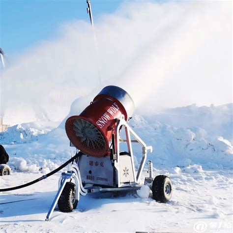 体验雪坊造雪机的冬日奇观