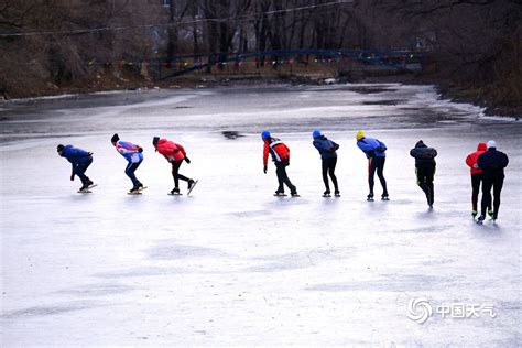 冬日里的冰上童话：纽波特冰上滑冰场